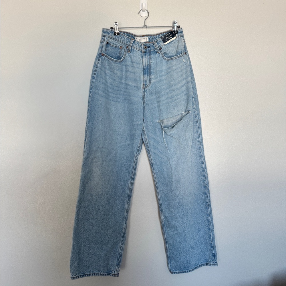 NWT Abercrombie & Fitch The Loose High Rise Curve Love Jeans with Rip